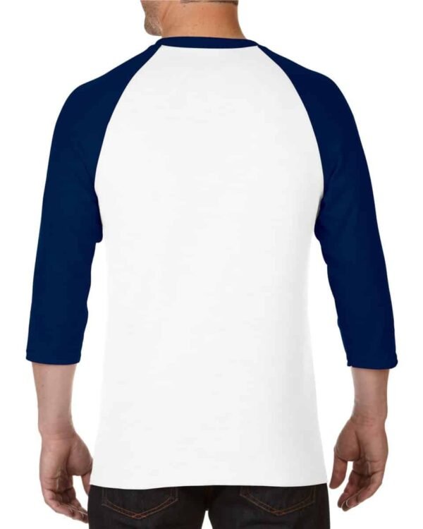 camiseta blanca raglan mangas azules