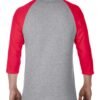 camiseta gris raglan mangas rojas