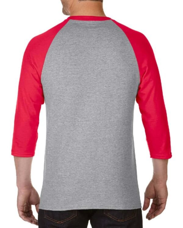camiseta gris raglan mangas rojas
